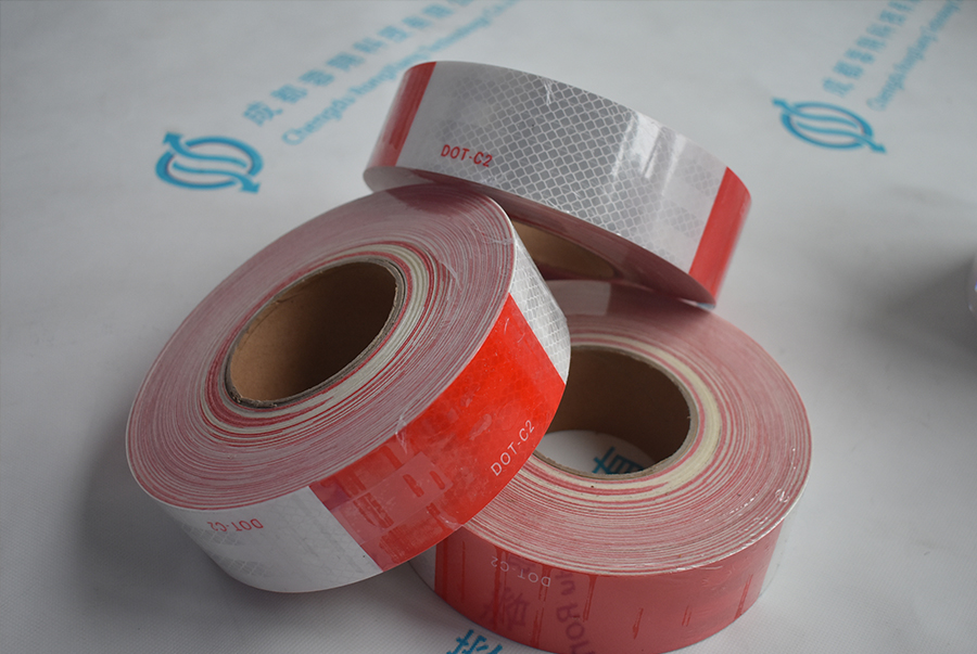 الأغطية العاكسة والشريط العاكس للبيع