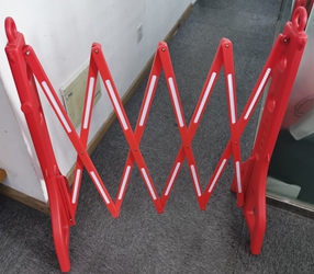 حاجز بلاستيكي قابل للتوسيع 