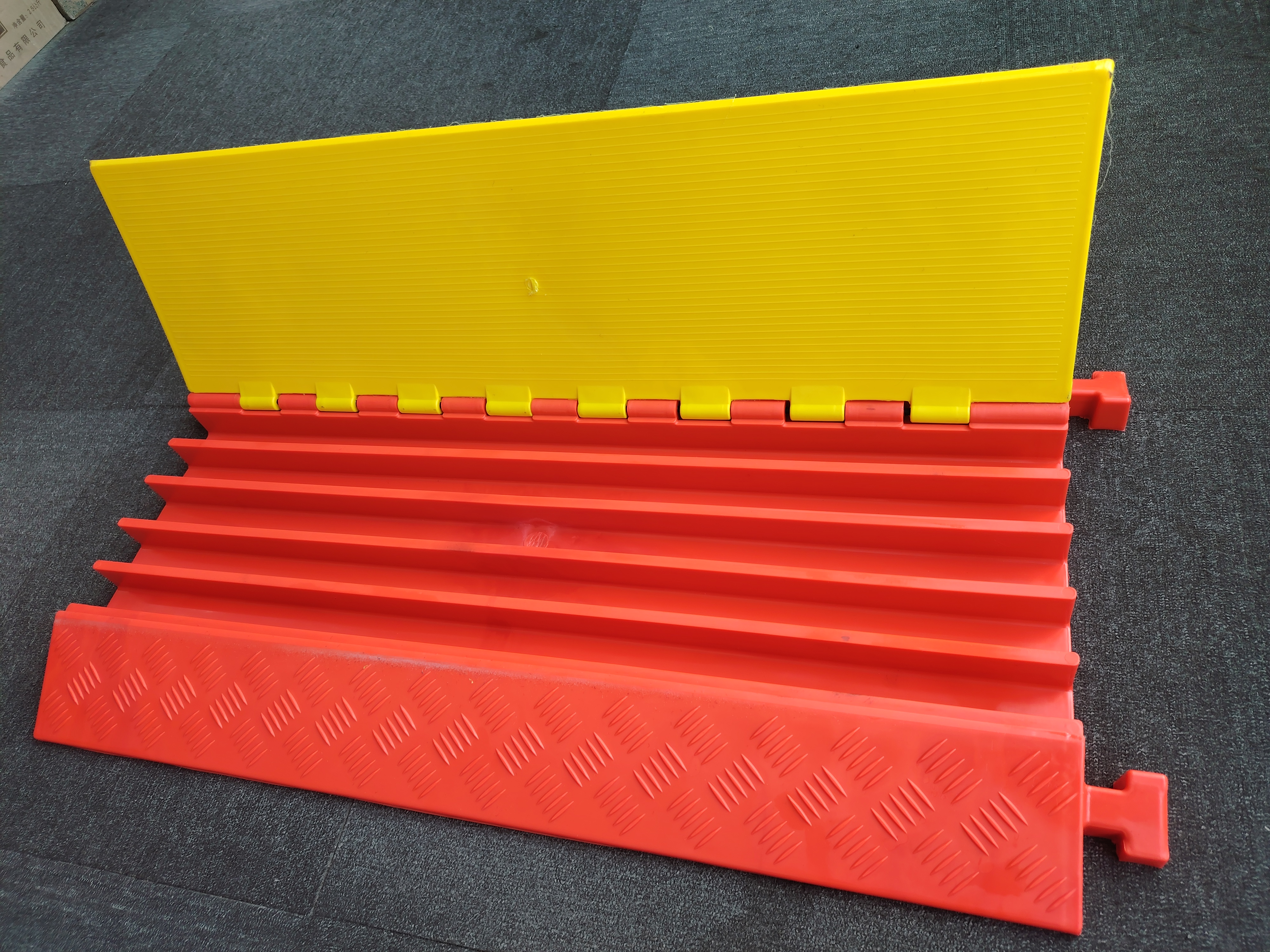 واقي كابل PU - حل إدارة الكابلات المتين والمرن والموثوق