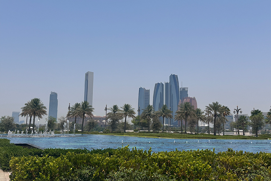 استكشاف المنتجات الشائعة ومشاهدة المعالم السياحية في سوق الإمارات العربية المتحدة